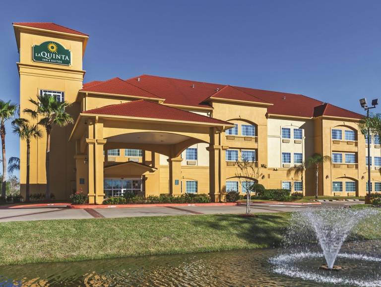La Quinta Inn & Suites by Wyndham Pearland in Pearl, TX