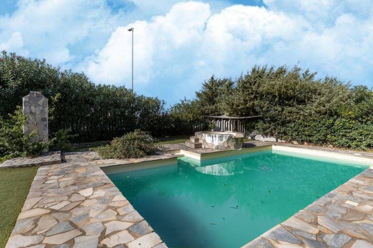 Rental apartment with patio, pool & yard in Valledoria
