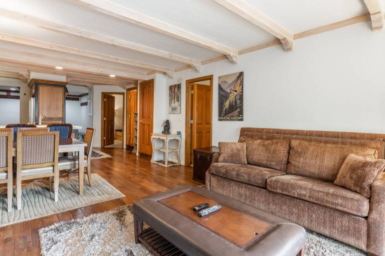 Family-oriented condo with hot tub, heated pool & patio | Lake view | Close to the ski | Pet-friendly — photo 2