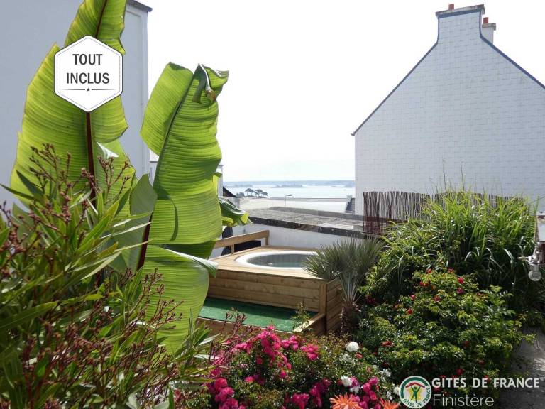 Gite with yard, barbecue & terrace | Sea view | Dogs allowed in Roscoff