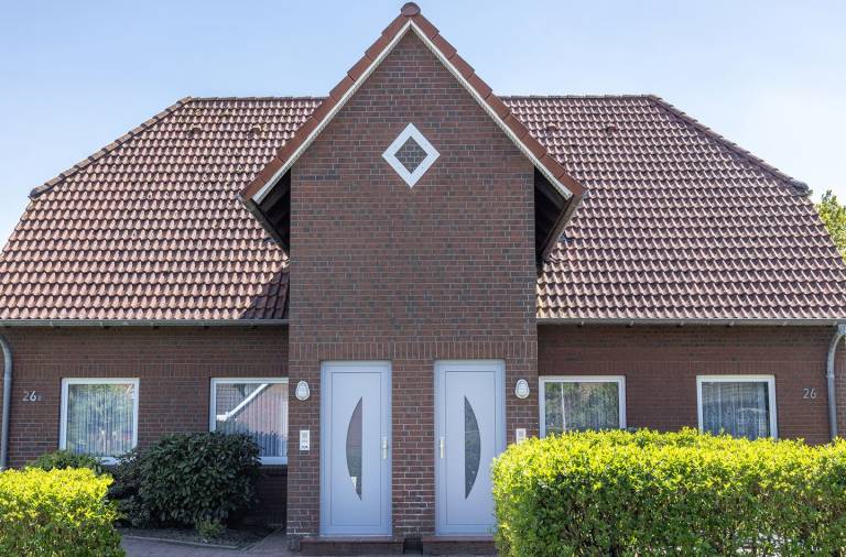 Freie Sicht und idyllisch: Die Erdgeschosswohnung punktet vor allem durch ihre ruhige Lage. Der unverbaute Blick auf die grünen, saftigen Felder Ostfrieslands wird Sie erfreuen. Das Domizil bietet Platz für 4 bis 5 Personen. in Wittmund