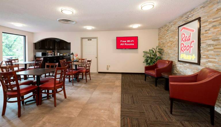 Red Roof PLUS & Suites Opelika — photo 4