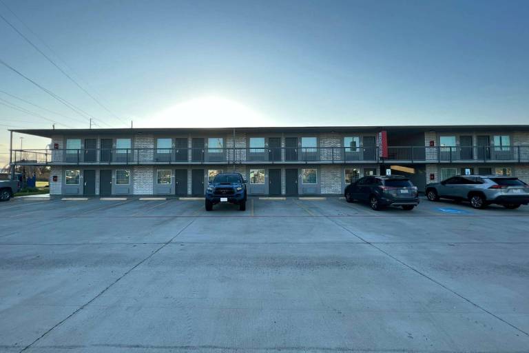 Super 8 by Wyndham Sulphur South — photo 5