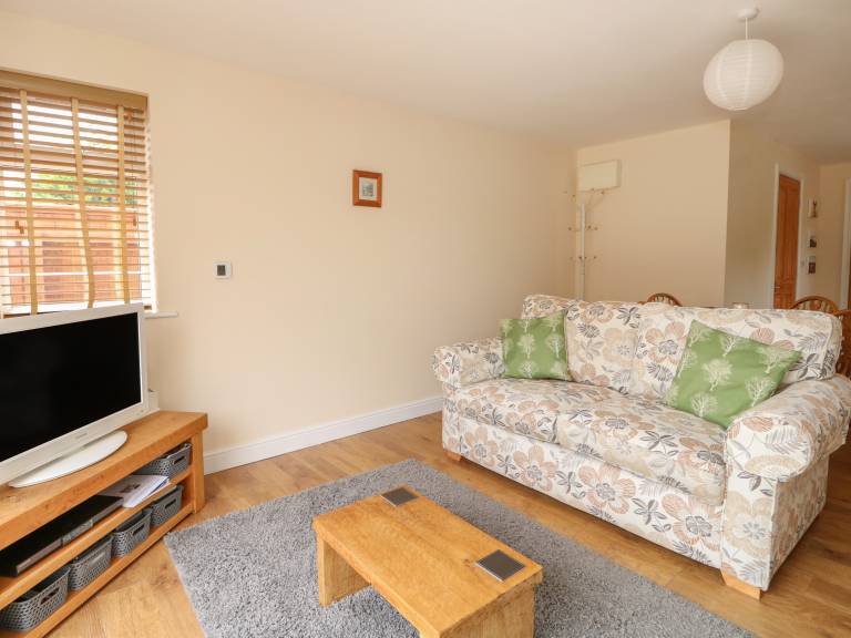 Family-friendly beautiful cottage with yard | Pets allowed — photo 2
