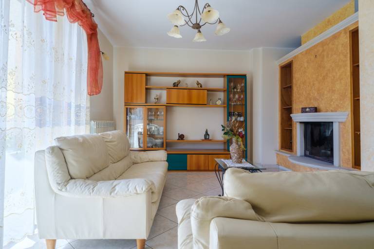 Fully equipped nice vacation home with patio, fast internet & yard | City view | Pets are welcome — photo 5