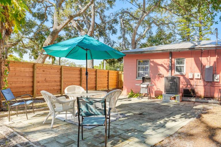 5 Mi to St Pete Beach! Snowbird Home w/ Large Yard — photo 4