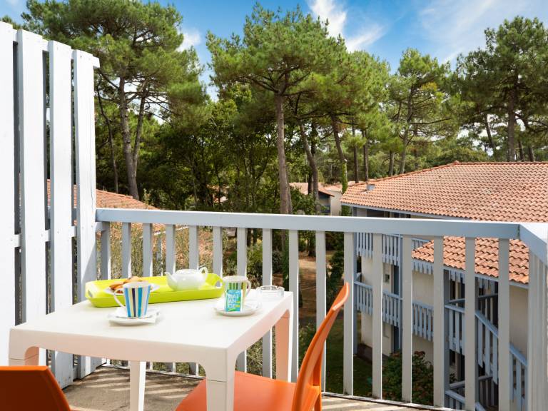 Holiday apartment with pool, terrace & garden — photo 3