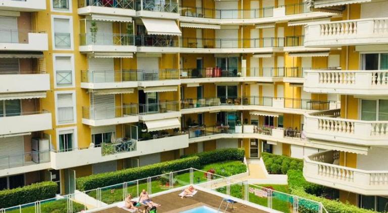 Rental apartment with patio & private pool in Nice