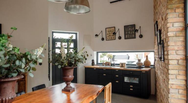Beautiful serviced apartment with jacuzzi, patio & yard | Pets are welcome — photo 5