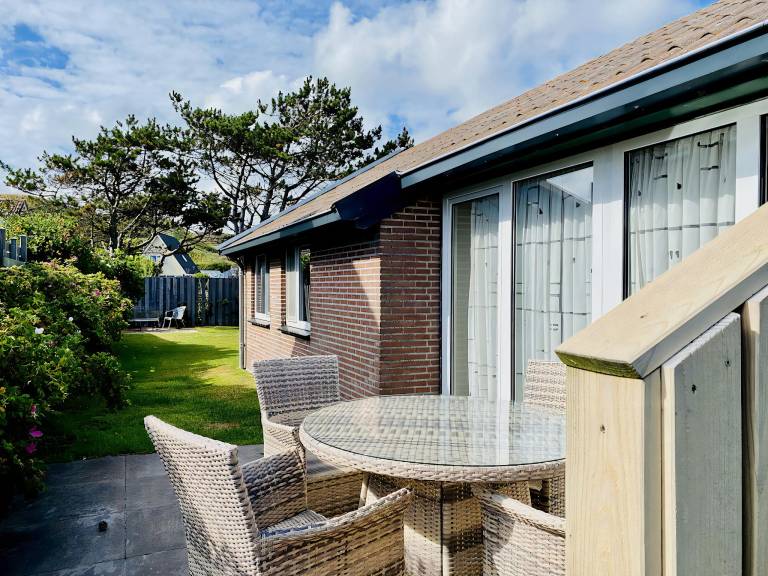 Bungalow with patio — photo 2