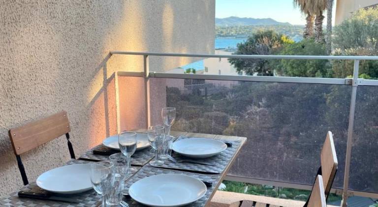 Apartment with patio — photo 3