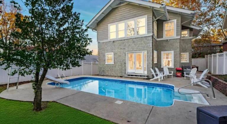 Vacation home with pool — photo 5
