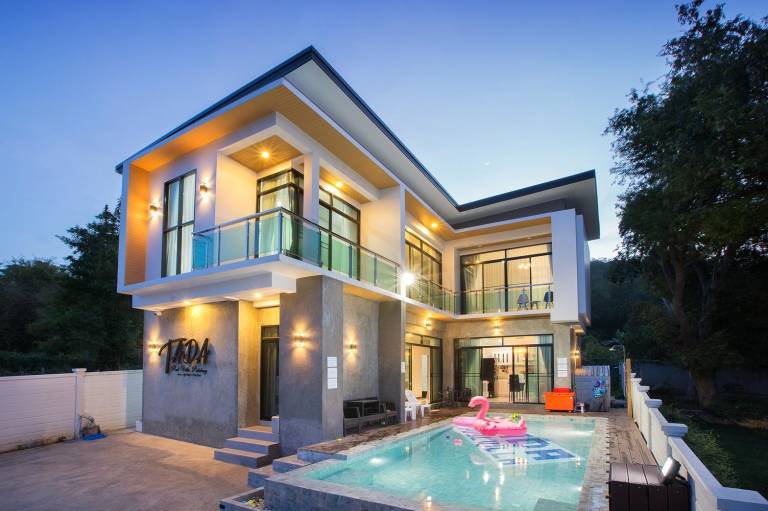 Villa with yard, private pool & grill | Perfect for remote work — photo 3