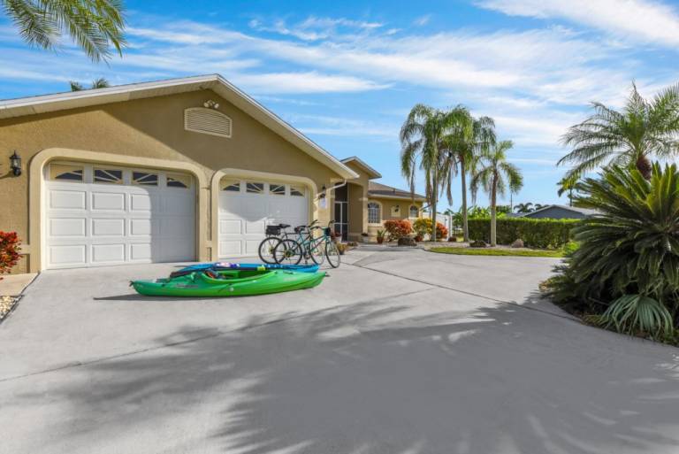 Family-friendly vacation home with hot tub, grill & private pool | Water view | Pets are welcome — photo 3
