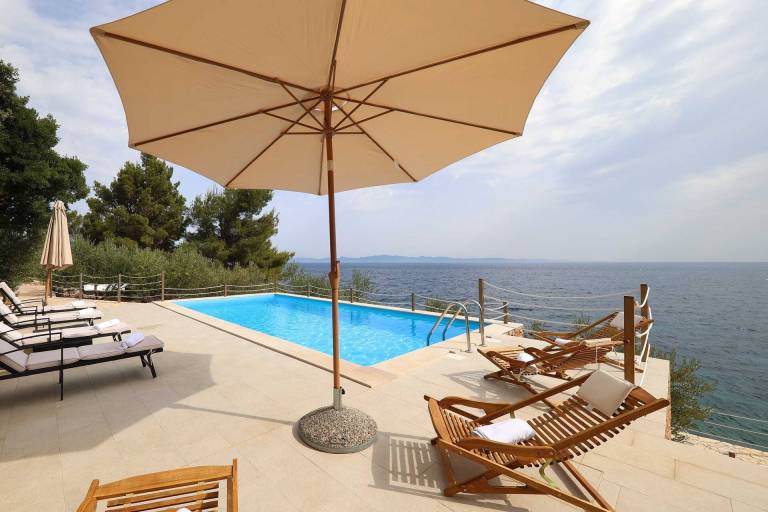 Fully equipped villa with barbecue, yard & private pool | Water view | Dogs allowed — photo 5