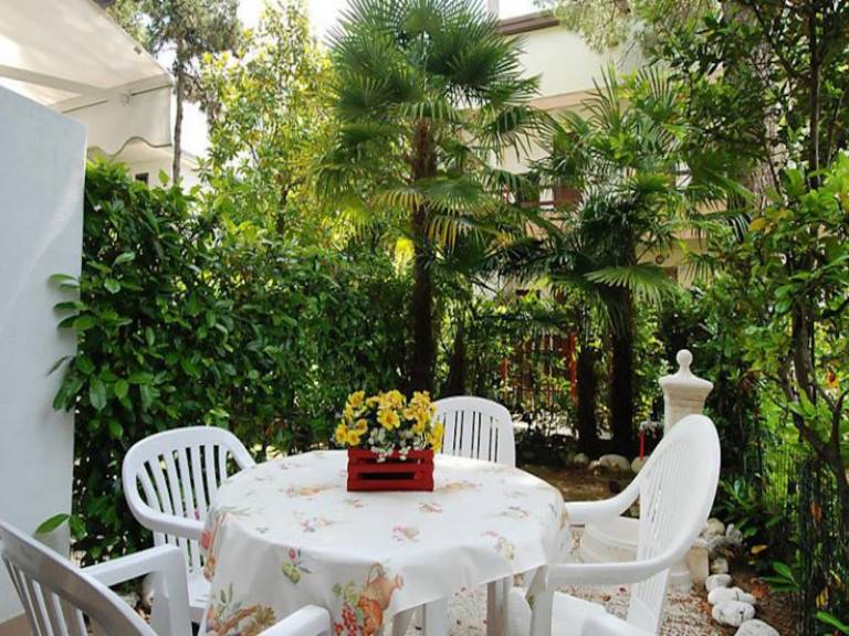 Villa with pool, yard & patio | Garden view — photo 2