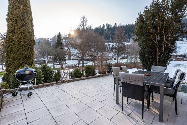 Apartment with yard, patio & barbeque | Mountain view — photo 4