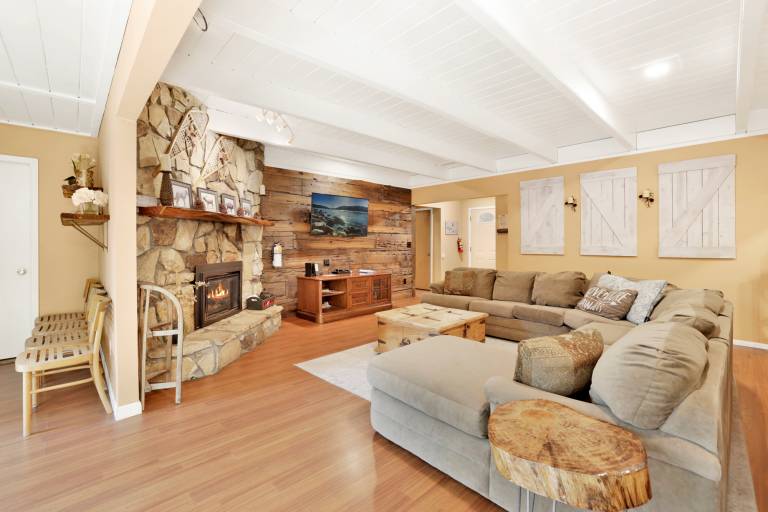 Cabin with hot tub, patio & BBQ | Lake view — photo 3