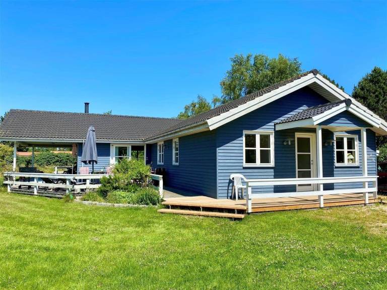 Vacation home with patio & garden in Stege