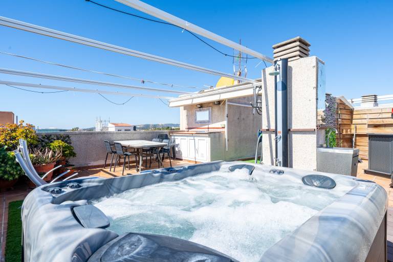 Apartment with hot tub, fast internet & patio | Beach view — photo 2