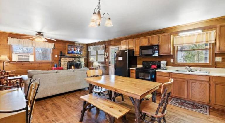 Vacation home with hot tub | Perfect for remote work | Pets allowed — photo 3