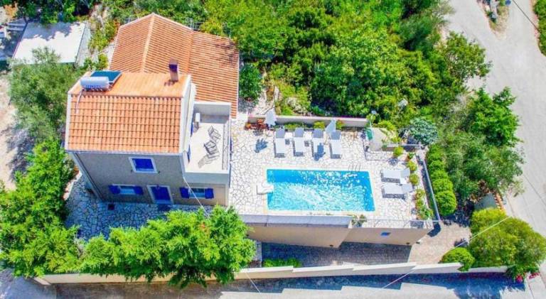 Villa with private pool, BBQ & yard — photo 5