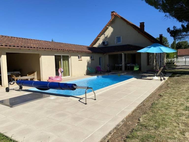Family-oriented house with private pool, yard & barbeque | Nature view | Pet-friendly — photo 5