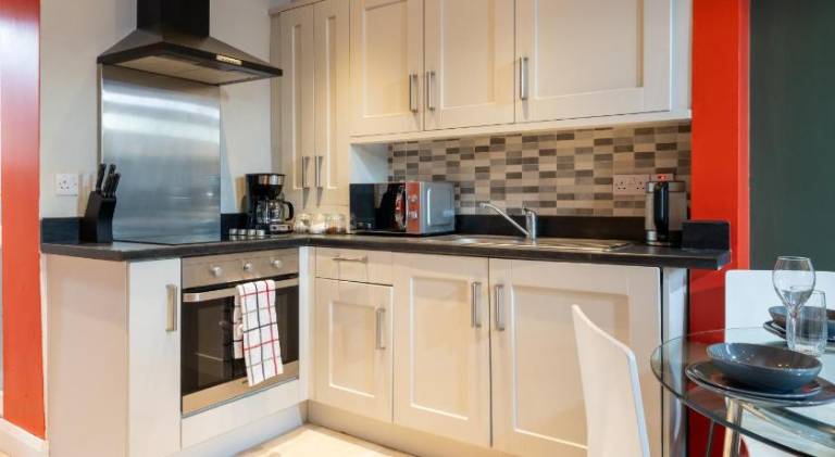2 Bed Mid-Terrace House with Free Parking — photo 5