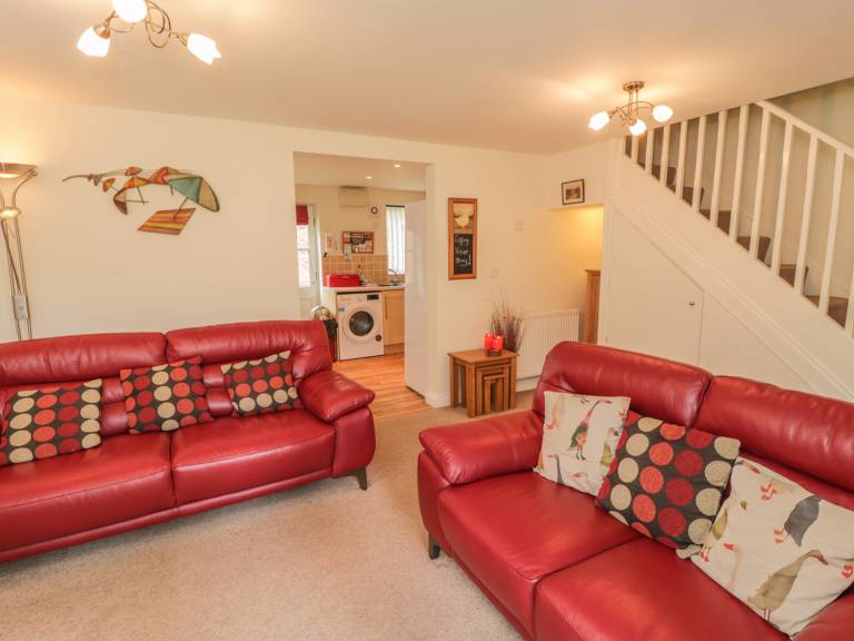 Cottage with yard — photo 3