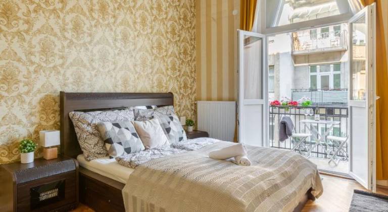 Luxury Downtown Home by Anna in Budapest