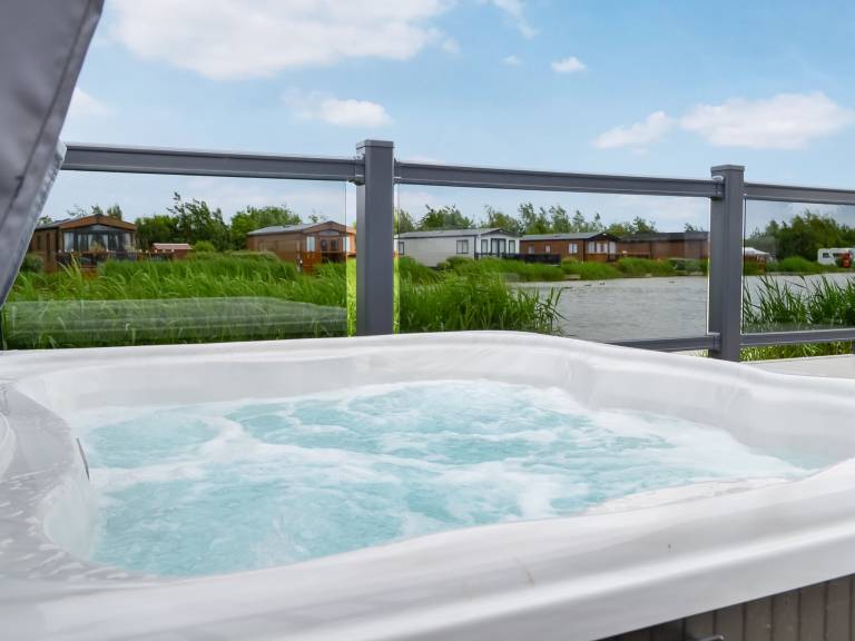 Cottage with hot tub & garden | Water view in Skegness