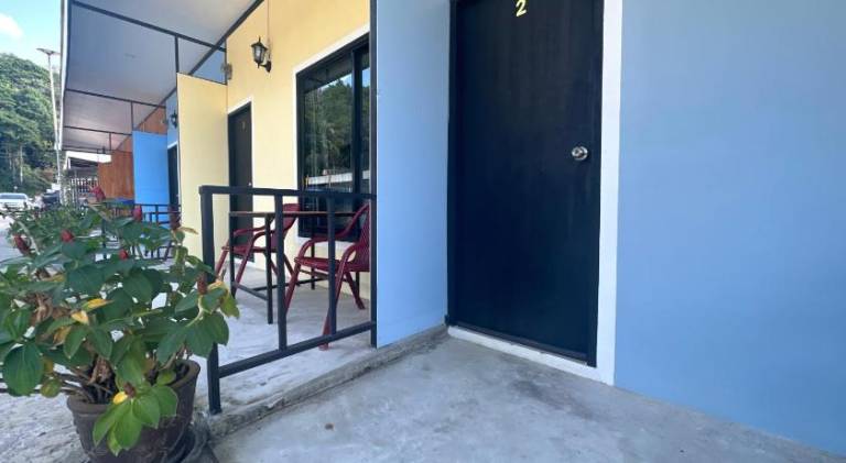 Lonely beach complex titanic hotel in beach shopping street markets ในศูนการค้าติดทะเล — photo 3