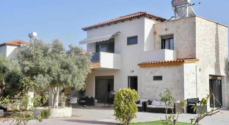 Villa with pool — photo 5