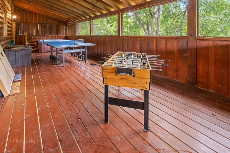Hibernation Station: Pet Friendly, Free Attraction Tickets, Hot Tub, Arcade Game & Close to PF — photo 4