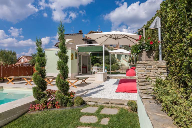 Villa with yard, private pool & BBQ | Mountain view — photo 2