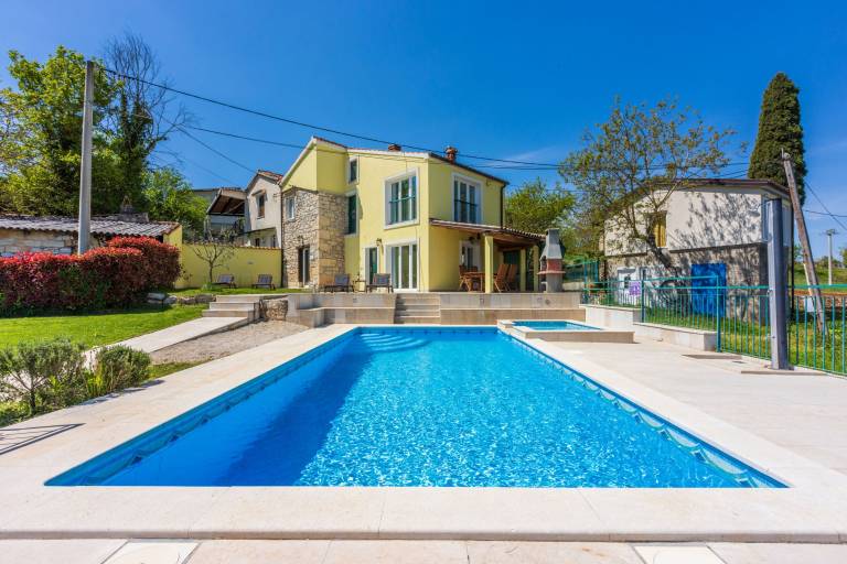 kuća Karojba