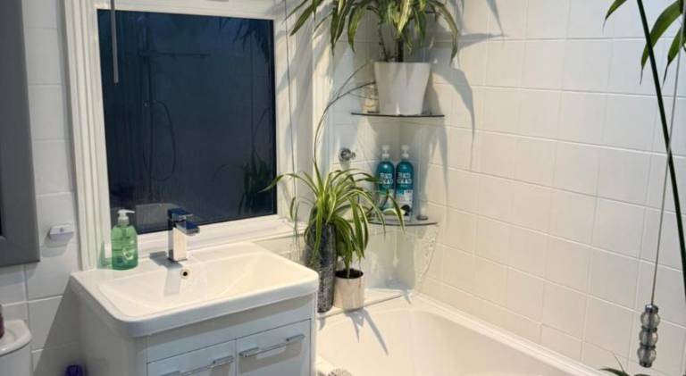 Spacious room and single with private bathroom — photo 3