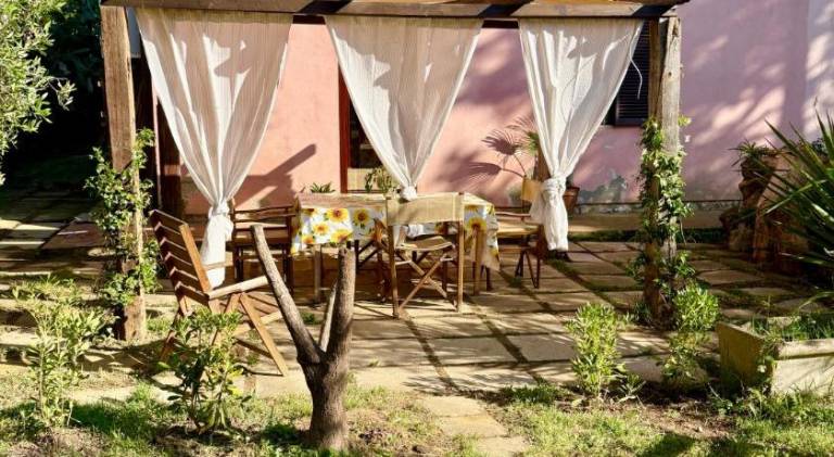 Holiday apartment with grill, yard & pool — photo 4