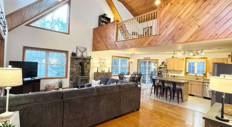House with jacuzzi — photo 4