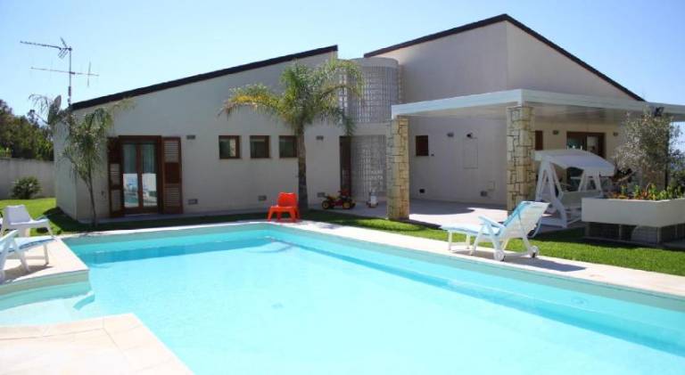 Villa with hot tub, private pool & patio | Perfect for remote work in Alcamo