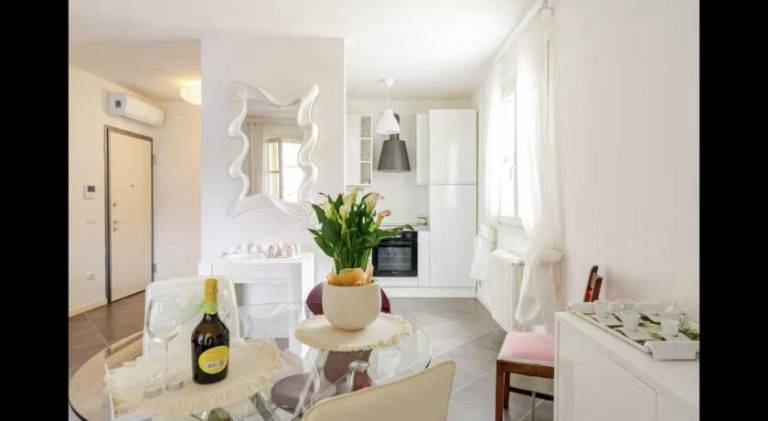 Lovely holiday apartment with pool & jacuzzi | Next to the beach | Pets are welcome in Gardone Riviera