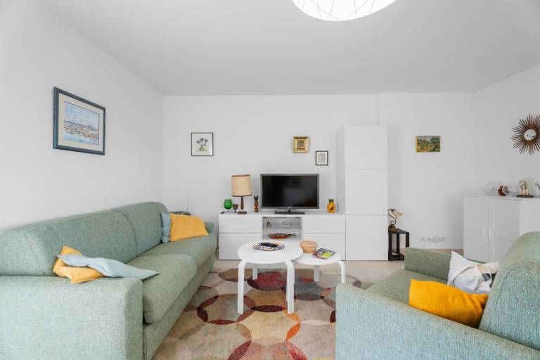 Apartment 'Grand T2 Near the Beach' with Lake View, Shared Pool, and Air Conditioning — photo 2