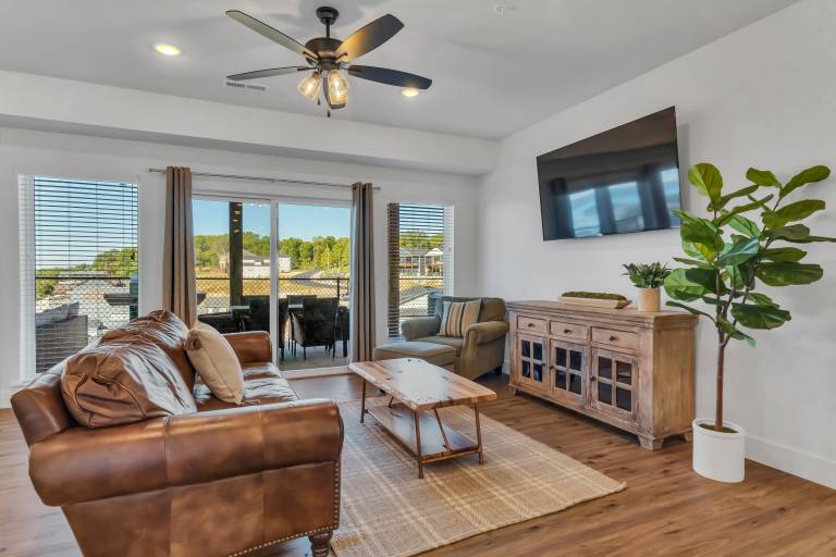 Lodge with jacuzzi, pool & barbeque | Lake view — photo 2