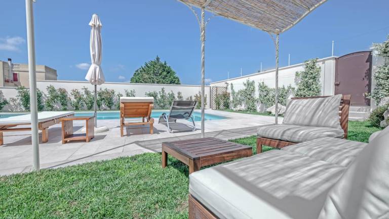 Villa with private pool, hot tub & garden | Pets allowed — photo 2