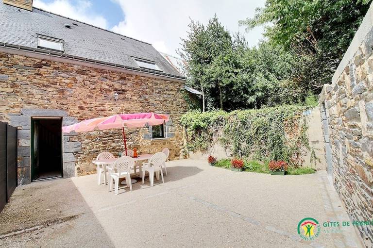 Gite with yard & patio — photo 3