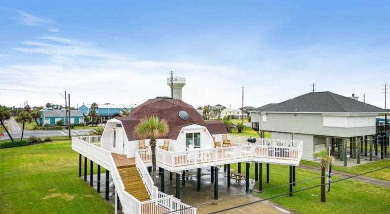 Unique home with massive deck and close to beach in Jamaica, TX