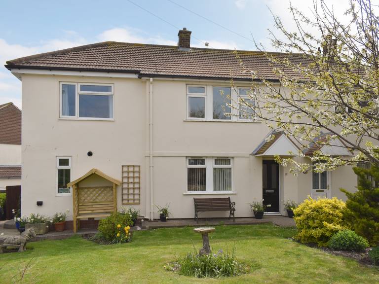 Family-friendly nice cottage with garden | River view | Pets allowed in Whitby