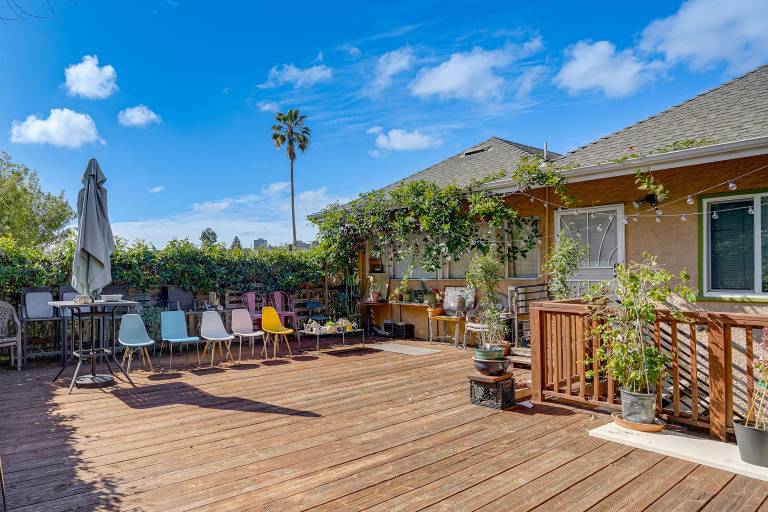 Walkable Dtwn Oakland Apt w Shared Rooftop