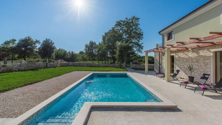 Villa with yard, private pool & terrace — photo 3