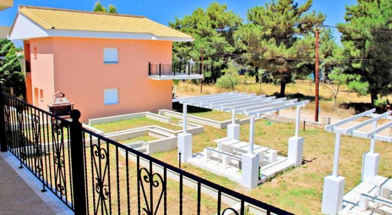 House with barbeque, yard & terrace — photo 3